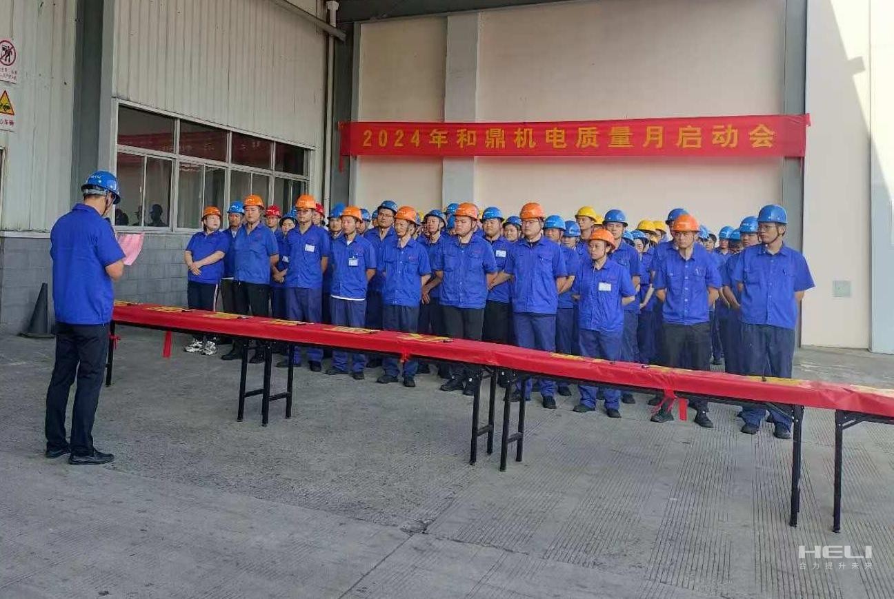 辅导作带头讲话.jpg 辅导作带头讲话.jpg